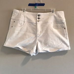 Cute white shorts 🤍